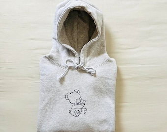 BNWT Brandy Melville/John Galt Ruban gris clair mignon ours en peluche tenant un mini ours en peluche à capuche graphique surdimensionné