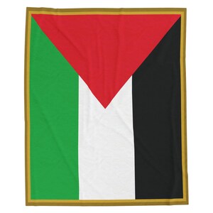 Puede incluir: Una bandera rectangular con los colores de la bandera palestina: rojo, blanco, negro y verde. La bandera tiene un triángulo rojo en el asta, una franja blanca y una franja negra. La bandera está enmarcada con un borde dorado.