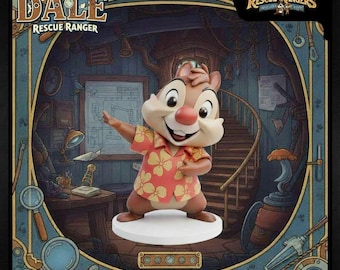 Może przedstawiać: Figurka Dale'a z Chip 'n Dale: Brygada RR, w czerwonej koszuli hawajskiej z żółtymi kwiatowymi wzorami, na białej podstawie. Tło przedstawia szczegółową scenę wnętrza z logo "Chip 'n Dale Rescue Rangers".