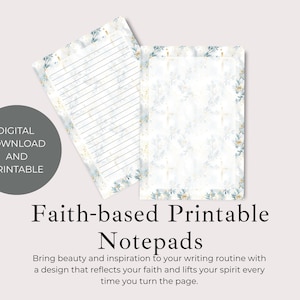 Op de afbeelding: Twee bedrukbare notitieblokken met bloemmotieven. Eén notitieblok heeft gelinieerde pagina's, de andere heeft een bloemmotief. De notitieblokken zijn wit met een blauwe en gouden bloemenrand. De tekst "Faith-based Printable Notepads" wordt hieronder weergegeven.