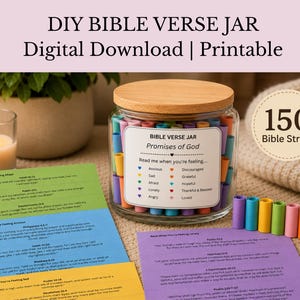 Può includere: Un barattolo di vetro trasparente con coperchio in legno riempito di rotoli di carta colorati. L'etichetta riporta BIBLE VERSE JAR Promises of God ed elenca emozioni con cuori colorati. Include fogli stampabili con versetti e 150 strisce.