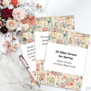 Op de afbeelding: Een verzameling kaarten met bloemmotieven en Bijbelverzen voor de lente, met tekst als "30 Bijbelverzen voor de lente". Een roze pen ligt naast de kaarten, met bloemen op de achtergrond.