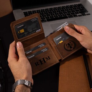 Billetera plegable grabada como regalo de Navidad para papá, billetera de cuero personalizada como regalo para hombres, regalo de Navidad exclusivo personalizado para hombres para él y sus compañeros de trabajo