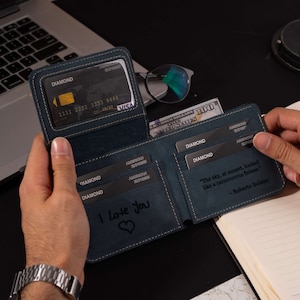 Cartera de regalo de Navidad única y personalizada para hombre, cartera de cuero navideña personalizada, regalos para hombres, compañeros de trabajo, papá, cartera grabada plegable