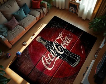 Könnte beinhalten: Roter und schwarzer Teppich mit einem Vintage-Coca-Cola-Logo und einer Flasche Coca-Cola. Der Teppich hat eine Holzmaserung.