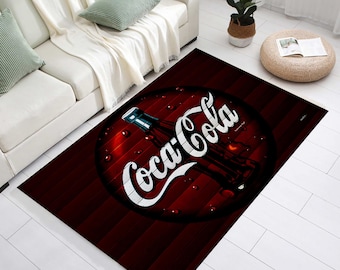 Könnte beinhalten: Ein rot-weißer Coca-Cola-Teppich mit Holzmaserung. Das Coca-Cola-Logo befindet sich in einem Kreis mit einer Coca-Cola-Flasche darin.