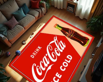 Könnte beinhalten: Roter und weißer Coca-Cola-Teppich mit einer Vintage-Illustration einer Coca-Cola-Flasche. Der Teppich trägt den Text "Drink Coca-Cola Ice Cold".