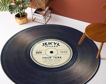 Könnte beinhalten: Ein runder schwarzer und weißer Vinyl-Schallplatten-Teppich mit dem Text "Jenyl Record" und "Your Tere" in einer Vintage-Schriftart. Der Teppich hat eine schwarze Mitte mit einem weißen Etikett, auf dem "226" steht.