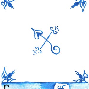 K&ouml;nnte beinhalten: Quadratische wei&szlig;e Keramikfliese mit blauen Aquarell-Blumen- und geometrischen Designs. Die Fliese zeigt ein zentrales kreuzartiges Design mit einem herzf&ouml;rmigen Pfeil und dekorativen Elementen. Die Ecken haben stilisierte Blumenmotive. Der untere Rand hat einen blauen Rand mit "C" und "gs".