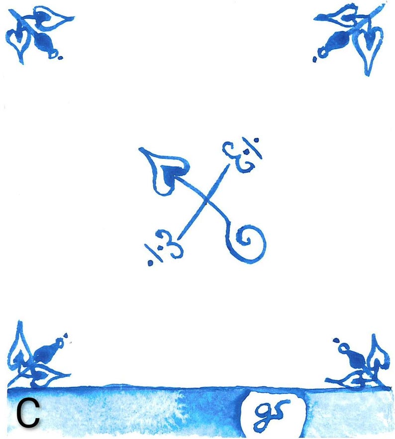 K&ouml;nnte beinhalten: Quadratische wei&szlig;e Keramikfliese mit blauen Aquarell-Blumen- und geometrischen Designs. Die Fliese zeigt ein zentrales kreuzartiges Design mit einem herzf&ouml;rmigen Pfeil und dekorativen Elementen. Die Ecken haben stilisierte Blumenmotive. Der untere Rand hat einen blauen Rand mit "C" und "gs".