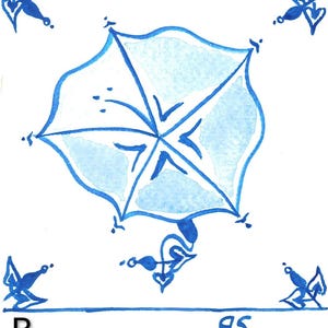 K&ouml;nnte beinhalten: Quadratische Fliese im Aquarellstil mit einem zentralen, hellblauen, f&uuml;nfeckigen Blumendesign. Das Design ist in Dunkelblau umrandet, mit zus&auml;tzlichen dunkelblauen Blumen- und Vogelmotiven in jeder Ecke. Der Buchstabe "B" und die Initialen "gs" befinden sich in den unteren Ecken.