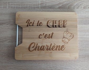 Planche à découper en bambou gravée et personnalisée "Ici le chef c'est"