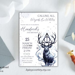 Könnte beinhalten: Eine digital gestaltete Einladung für eine Geburtstagsfeier. Die Einladung zeigt einen Hirsch mit Geweih, ein Symbol der Heiligtümer des Todes und den Text "Calling All Wizards & Witches". Die Einladung enthält Datum, Uhrzeit und Ort der Party.