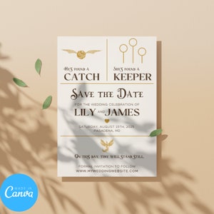Puede incluir: Una tarjeta de guardar la fecha con un tema de Harry Potter. La tarjeta es blanca con texto y gráficos dorados. El texto dice "He's found a catch" y "She's found a keeper". La tarjeta también incluye un gráfico de una snitch dorada y tres aros de snitch dorada. El texto "Save the Date" está en una fuente grande y decorativa. Los nombres "Lily and James" están debajo del texto. La fecha es "Saturday, August 15th, 2025" y la ubicación es "Pasadena, MD". El texto "On this day, time will stand still" está en la parte inferior de la tarjeta. El texto "Formal invitation to follow" está debajo de eso. La dirección del sitio web "www.myweddingwebsite.com" está en la parte inferior de la tarjeta.