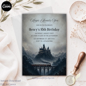 Könnte beinhalten: Eine Geburtstagseinladung mit dem Text "Magic Awaits You" und "Henry's 10th Birthday". Die Einladung zeigt eine Illustration von Schloss, Zug und Brücke. Die Einladung enthält auch Datum, Uhrzeit und RSVP-Informationen.