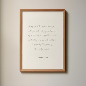 Romanos 15:13, Que Deus, a Fonte da Esperança, Encha Você, Impressão Cristã Moderna, Versículo da Bíblia para Imprimir, Escritura Minimalista, Escritura para Imprimir
