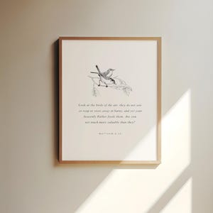 以下が含まれることがあります： 枝に止まっている2羽の鳥の白黒のイラスト。テキストは「空の鳥を見なさい。彼らは種をまかず、刈り入れず、納屋に蓄えもしません。それでも、あなたの天の父は彼らを養っています。あなたは彼らよりもはるかに価値があるではありませんか。マタイ6:26」