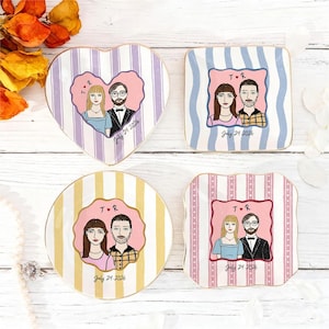 Pu&ograve; includere: Quattro piattini in ceramica a forma di cuore, quadrata, rotonda e smerlata. Ogni piattino presenta un'illustrazione personalizzata di una coppia all'interno di una cornice centrale, le iniziali T e R con un cuore e la data July 24, 2026, in corsivo.