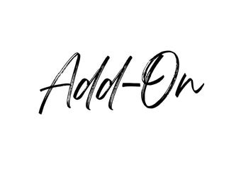 Puede incluir: Texto negro "Add-On" sobre fondo blanco. La escritura es manuscrita, con un efecto de pincelada, lo que le da un aspecto informal y artístico. La imagen es sencilla y limpia.