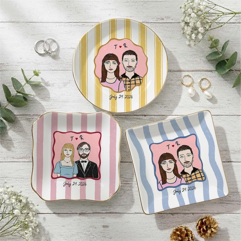 Pu&ograve; includere: Tre piattini in ceramica con illustrazioni personalizzate di coppie. Un piattino rotondo a righe gialle e due piattini quadrati a righe rosa o blu. Ogni piattino mostra una coppia, le iniziali T e R con un cuore e July 24, 2026.