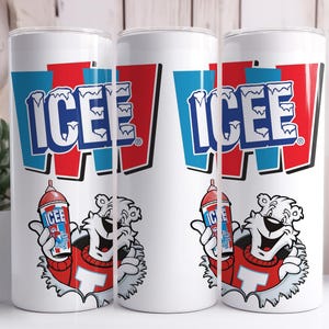 Op de afbeelding: Witte beker met het Icee-logo in blauw en rood, en een cartoon ijsbeer met een Icee. De cilindrische beker is ontworpen voor dranken.