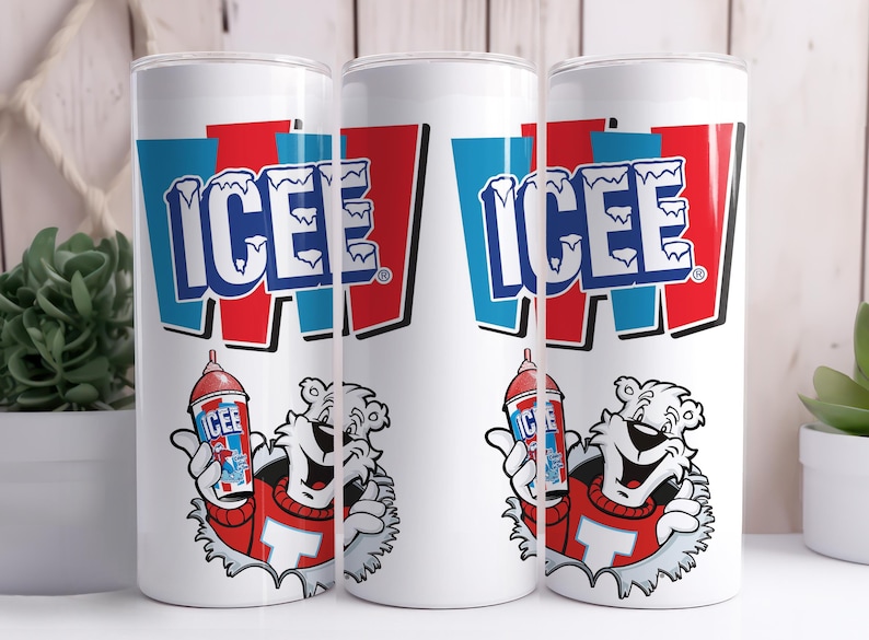 Op de afbeelding: Witte beker met het Icee-logo in blauw en rood, en een cartoon ijsbeer met een Icee. De cilindrische beker is ontworpen voor dranken.