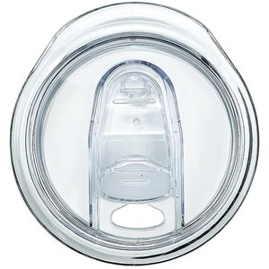 Op de afbeelding: Een doorzichtig plastic tumblerdeksel met een schuifsluiting. Het deksel heeft een cirkelvormig ontwerp met een verhoogd gedeelte voor de drinktuit. De sluiting schuift open en dicht. Het deksel is ontworpen om op een tumbler te passen.