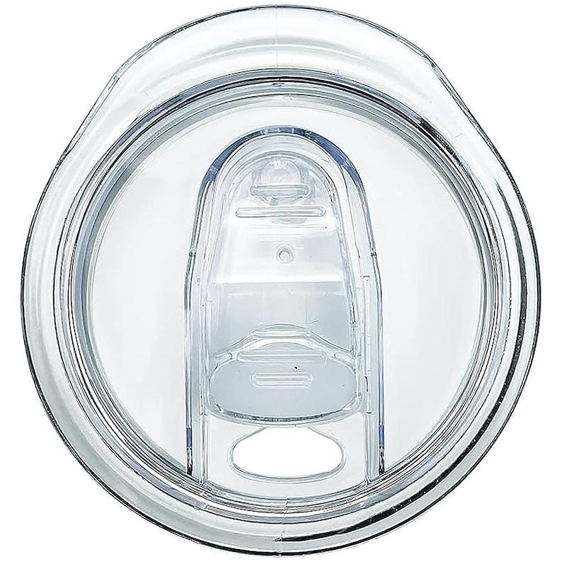 Op de afbeelding: Een doorzichtig plastic tumblerdeksel met een schuifsluiting. Het deksel heeft een cirkelvormig ontwerp met een verhoogd gedeelte voor de drinktuit. De sluiting schuift open en dicht. Het deksel is ontworpen om op een tumbler te passen.