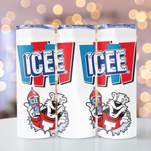 Op de afbeelding: Witte tumbler met het ICEE-logo in blauw en rood. Het ontwerp bevat een cartoon ijsbeer met een ICEE-drankje. De tumbler heeft een zilveren deksel en is waarschijnlijk gemaakt van roestvrij staal.