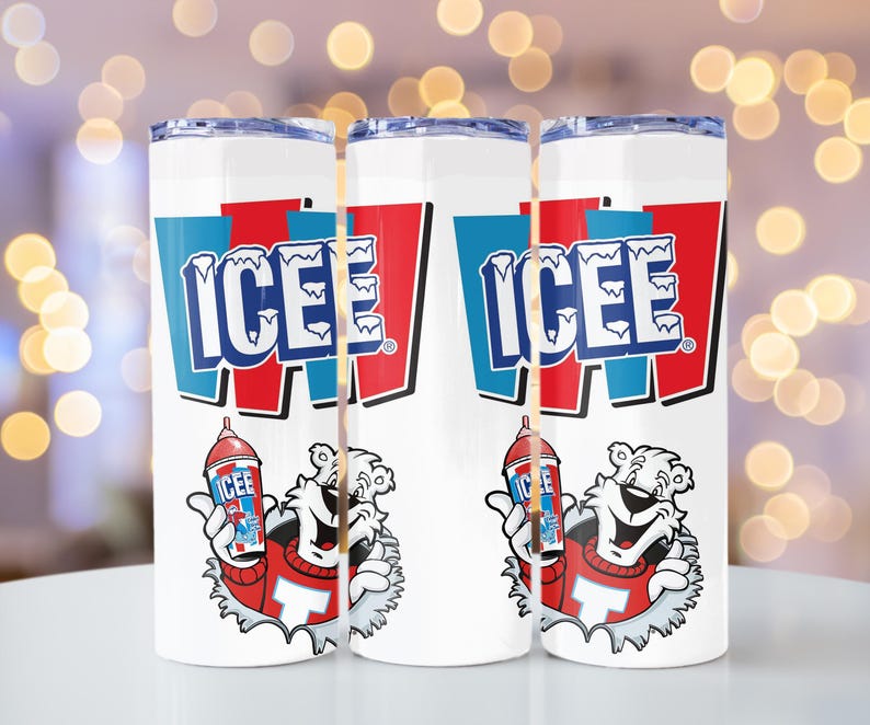 Op de afbeelding: Witte tumbler met het ICEE-logo in blauw en rood. Het ontwerp bevat een cartoon ijsbeer met een ICEE-drankje. De tumbler heeft een zilveren deksel en is waarschijnlijk gemaakt van roestvrij staal.