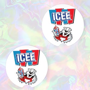 Puede incluir: Dos posavasos blancos para coche con el logo de Icee en rojo y azul. Cada posavasos tiene un oso polar de dibujos animados sosteniendo una bebida Icee. El logo de Icee también se muestra encima del oso.