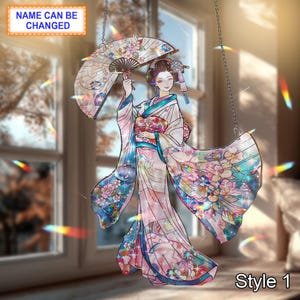 Könnte beinhalten: Dekorative Geisha-Hängeornament, Stil 1, mit einem Kimono und Sonnenschirm mit Blumenmuster. Das Ornament ist in Rosa-, Blau- und Weißtönen gehalten und trägt den Text "NAME CAN BE CHANGED" und "Style 1". Es hängt an einer Kette.