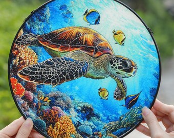 すみれ色の花のステンドグラスのサンキャッチャー、ステンドグラスの窓