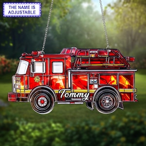 Puede incluir: Camión de bomberos rojo con una escalera amarilla y llamas en el lateral. El nombre "Tommy" está escrito en el lateral del camión. El camión está colgado de una cadena plateada.