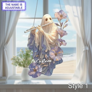 Puede incluir: Adorno colgante decorativo que representa un fantasma tocando la flauta, con detalles florales morados y azules. El texto "Custom" es visible. El texto "THE NAME IS ADJUSTABLE" también es visible. Style 1 también es visible.