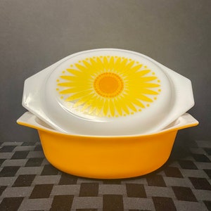 Vintage PYREX Sunflower/ Daisy Covered Oval Casserole Dish, 1970s, 043 Oval Casserole, 1 1/2 Quart, Pyrex Gifts