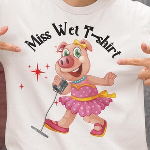 Camiseta divertida de cerdo cantando, diseño de camiseta de Miss Wet, camiseta de cerdo de dibujos animados con micrófono, linda camiseta gráfica de cerdito