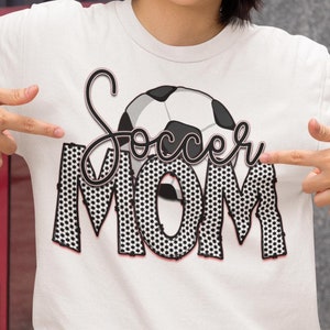 Fußball-Mama-T-Shirt, Fußball-Grafik-T-Stück, lustiges Fußball-Mama-Shirt, Sport-Mama-Bekleidung, Fußball-Enthusiast Geschenk, Fußball-Mama-Leben