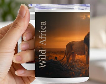 Taza de león: Taza de café con vida silvestre al atardecer africano