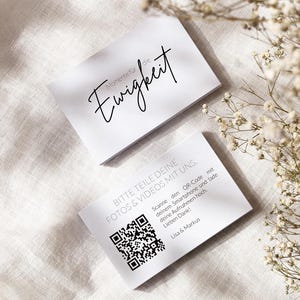 Puede incluir: Dos tarjetas rectangulares blancas con texto en negro. La tarjeta superior presenta el texto en cursiva "Momente f&uuml;r die Ewigkeit". La tarjeta inferior incluye un c&oacute;digo QR y el texto "BITTE TEILE DEINE FOTOS & VIDEOS MIT UNS. Scanne den QR-Code mit deinem Smartphone und lade deine Aufnahmen hoch. Lieben Dank! Lisa & Markus".