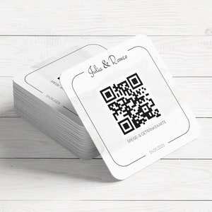 Könnte beinhalten: Ein Stapel weißer quadratischer Karten mit abgerundeten Ecken. Die oberste Karte zeigt einen schwarz-weißen QR-Code mit dem Text "Julia & Romeo" und "Speise & Getränkekarte" sowie dem Datum "16.08.2025".