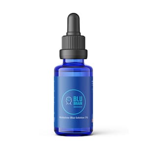 Może przedstawiać: Niebieska szklana butelka z czarnym zakraplaczem. Etykieta głosi "BLU BRAIN MIND BOOSTER" i "Methylene Blue Solution 1%". Butelka zawiera niebieski płyn. Produkt jest prawdopodobnie suplementem diety.