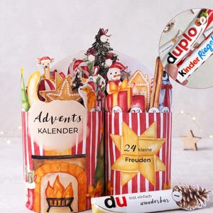 Puede incluir: Un calendario de adviento cilíndrico con rayas verticales rojas y blancas, una ilustración de chimenea y el texto Advents KALENDER y 24 kleine Freuden. Incluye varios recortes con motivos navideños y un envoltorio de barrita Duplo.