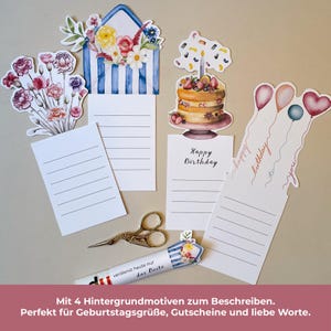 Peut inclure: Ensemble de papeterie sur le th&egrave;me de l'anniversaire, comprenant des cartes &agrave; notes lign&eacute;es, une illustration de g&acirc;teau et des graphiques de ballons. Des motifs floraux et d'enveloppes sont &eacute;galement pr&eacute;sents, ainsi que des ciseaux dor&eacute;s et un stylo. "Happy Birthday" est visible.