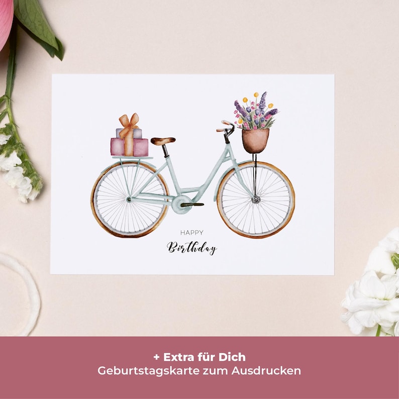Peut inclure: Illustration &agrave; l'aquarelle d'un v&eacute;lo transportant des cadeaux et des fleurs. Le v&eacute;lo est bleu clair avec des d&eacute;tails marron et un panier rempli de fleurs violettes et jaunes. Les mots "Happy Birthday" sont &eacute;crits en dessous.