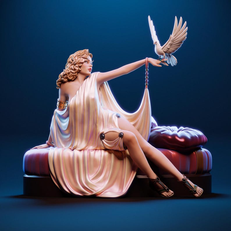 Puede incluir: Escultura de una mujer con un vestido fluido color crema, sentada sobre un coj&iacute;n burdeos. Sostiene una cadena sujeta a una paloma blanca con las alas extendidas. La figura tiene brazaletes dorados y sandalias.