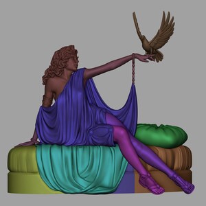 Puede incluir: Representaci&oacute;n 3D de una mujer con un vestido morado fluido, sentada y sosteniendo una cuerda que sostiene una tela drapeada. Una paloma de color bronce est&aacute; posada en su mano. Las piernas de la mujer est&aacute;n sombreadas en p&uacute;rpura y rosa, y lleva sandalias.