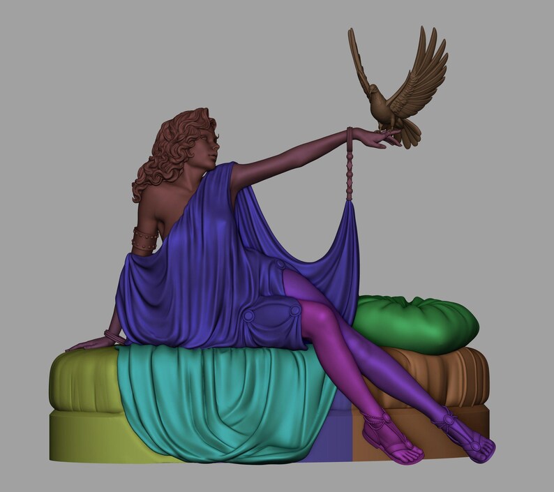 Puede incluir: Representaci&oacute;n 3D de una mujer con un vestido morado fluido, sentada y sosteniendo una cuerda que sostiene una tela drapeada. Una paloma de color bronce est&aacute; posada en su mano. Las piernas de la mujer est&aacute;n sombreadas en p&uacute;rpura y rosa, y lleva sandalias.