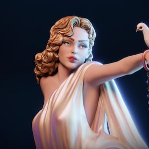 Puede incluir: Estatua renderizada en 3D de una mujer con cabello rubio suelto y una prenda blanca drapeada. Tiene ojos azules y labios rojos. Una paloma blanca se posa en su brazo y sostiene una pulsera de cuentas. El fondo es azul oscuro con un brillo suave.
