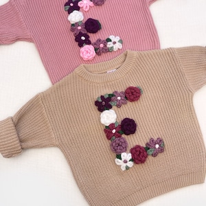 Handbestickter Strickpullover, Personalisiert, BLUMEN MONOGRAMM, Babypullover, Kinderpullover, Pullover Geburtstag mit Zahl, 1. Geburtstag